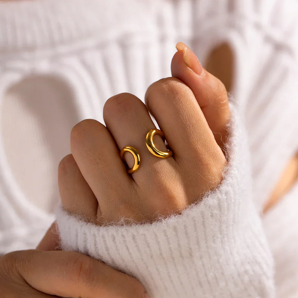 Leona Twisted Band Ring