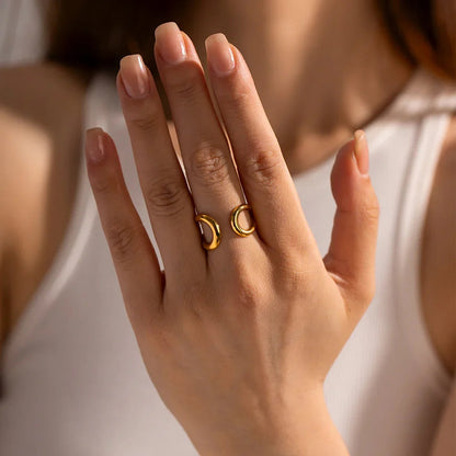 Leona Twisted Band Ring