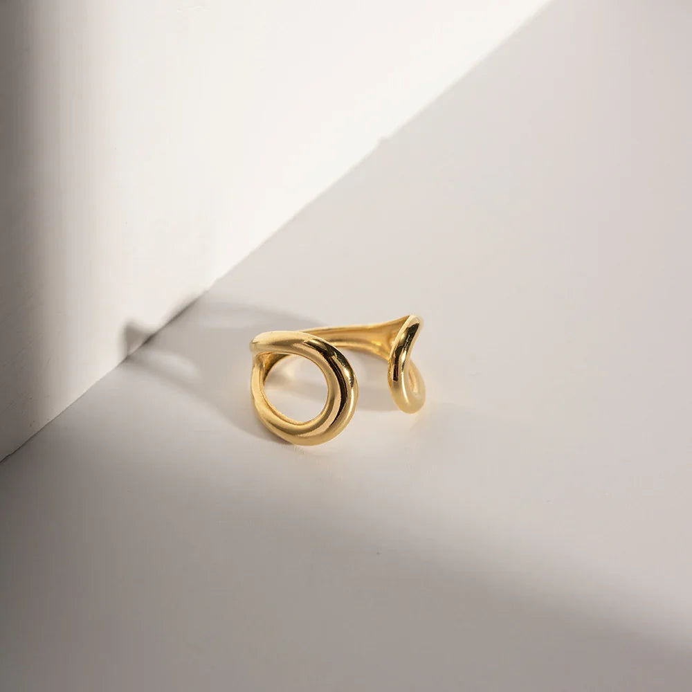 Leona Twisted Band Ring