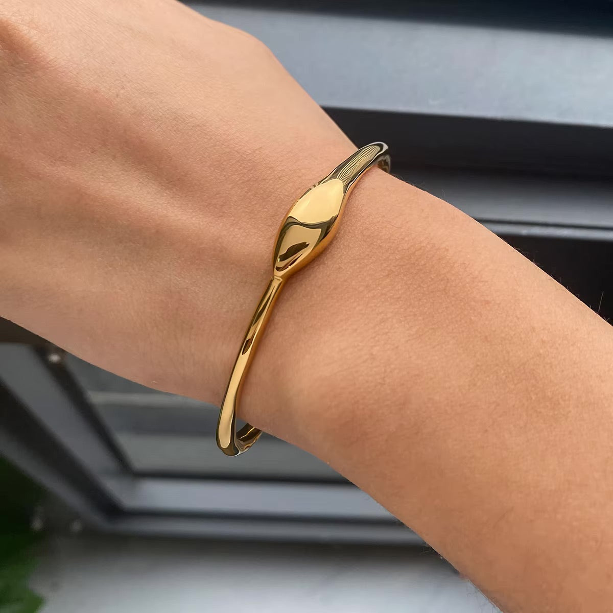 Daisy Gold Bangle